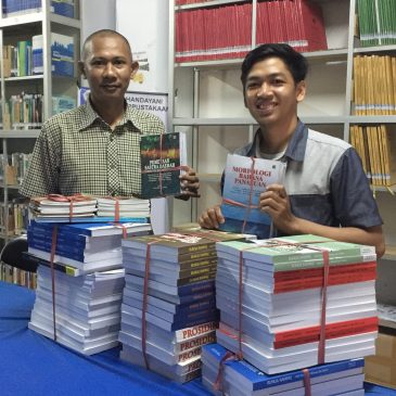 Upt. Perpustakaan STMIK Handayani menerima bantuan buku dari Balai Bahasa