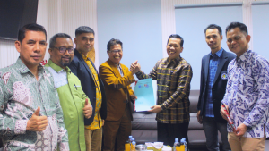 Perwakilan pimpinan Universitas Handayani Makassar dan FTK UIN Alauddin Makassar menunjukkan dokumen Memorandum of Agreement (MoA) yang telah ditandatangani di Kampus UIN Alauddin, Rabu (29/04/2026).